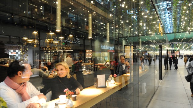 Münchner Kaffehauskultur: Wie in einer Bar: Im H Fünf sitzt man auf Hochstühlen und an Stehtischen.