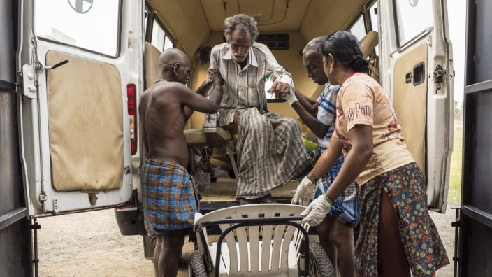 Altern in Indien: Mitarbeiter eines Hospizes im indischen Bundesstaat Tamil Nadu haben einen alten Mann auf der Straße eingesammelt.