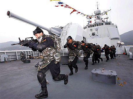 Chinesische Marinesoldaten proben den Anti-Piraten-Einsatz vor Somalia; Reuters