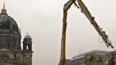 Palast der Republik abgerissen: Ein letztes Mal "knabberte" der Abrissbagger an den Resten des ehemaligen Palasts der Republik in Berlin.