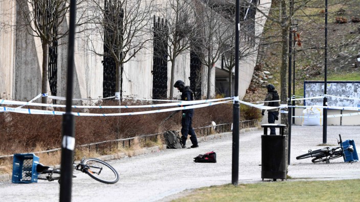 Schweden: Die schwedische Polizei hat das Gelände rund um die U-Bahnstation Varby Gard abgesperrt.