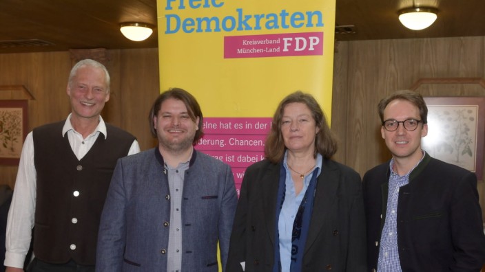 Aschheim: Sie stehen zur Wahl (von links): Gerd Kleiber, Thomas Jännert, Gabriela Berg, Tobias Thalhammer. Foto: Claus Schunk