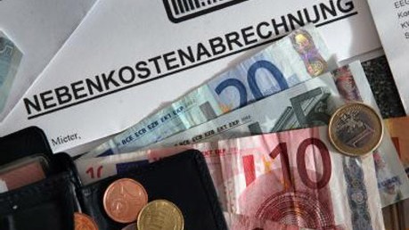 Betriebskostenabrechnung: Genau nachrechnen: In jeder zweiten Nebenkostenabrechnung stecken Fehler - sagt der Deutsche Mieterbund.