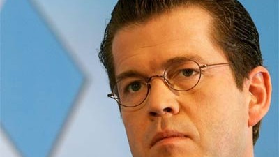 Guttenberg empört: Empörung über ein Jugendfoto eines Mitarbeiters: CSU-Generalsekretär Karl-Theodor zu Guttenberg.