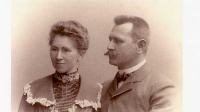Chronik: Das Foto zeigt Josephine Hartlmaier mit ihrem Mann Joseph im Jahr 1894. Da auch er Lehrer war, musste sie nach den damaligen rigiden Vorschriften auf ihre Lehrerkarriere verzichten.