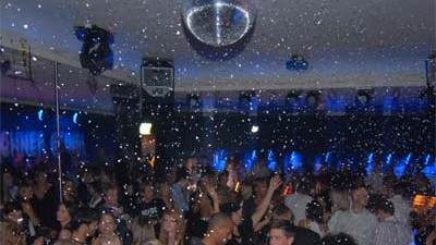 Kolumne: After Eight: Tanzen im Club statt Sitzen unterm Weihnachtsbaum: In München keine Seltenheit.