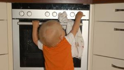 Kinder in der Küche: Gefahrenquelle Nummer eins in der Küche: Wenn Kleinkinder nach heißen Töpfen und Pfannen angeln, drohen lebensgefährliche Verletzungen.
