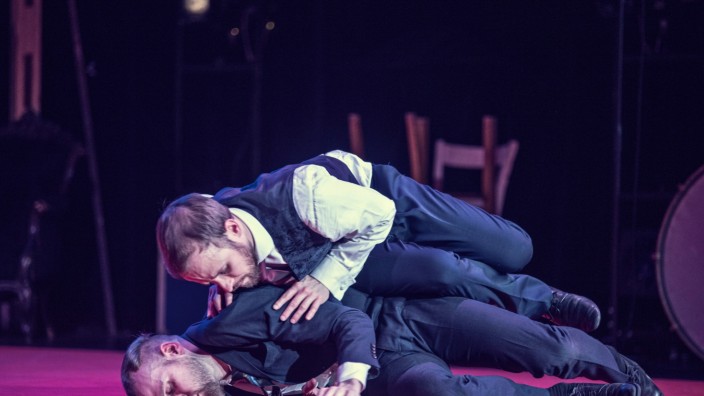 Kultur: Voller Körpereinsatz: Moritz Ostruschnjak und Búi Rouch spielen und tanzen in "For You My Love" Exzerpte aus Shakespeares dramatischem Werk.
