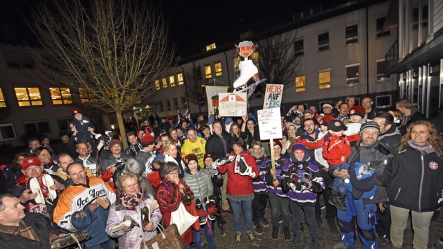 Protest mit Kufen: Politiker unter Beobachtung: Eisläufer und Eishockeyspieler klappern vor dem Rathaus mit Schlittschuhkufen und skandieren: "Eishalle, Eishalle".