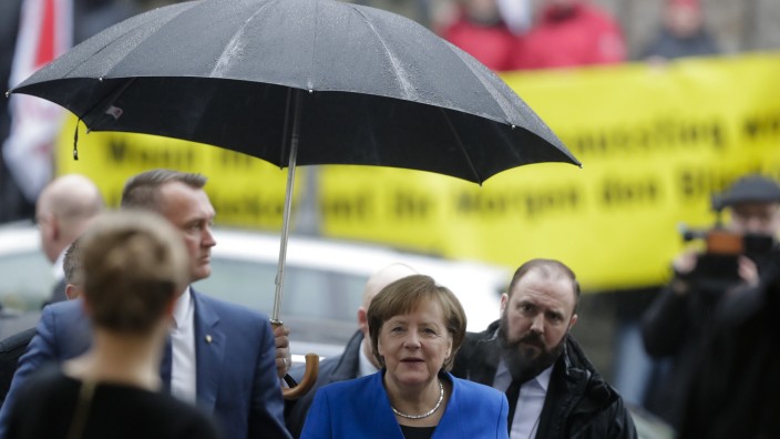 Sondierungsgespräche: "Große Brocken" seien noch aus dem Weg zu räumen, sagt Kanzlerin Merkel, als sie am Morgen zu den Sondierungsgesprächen kommt.