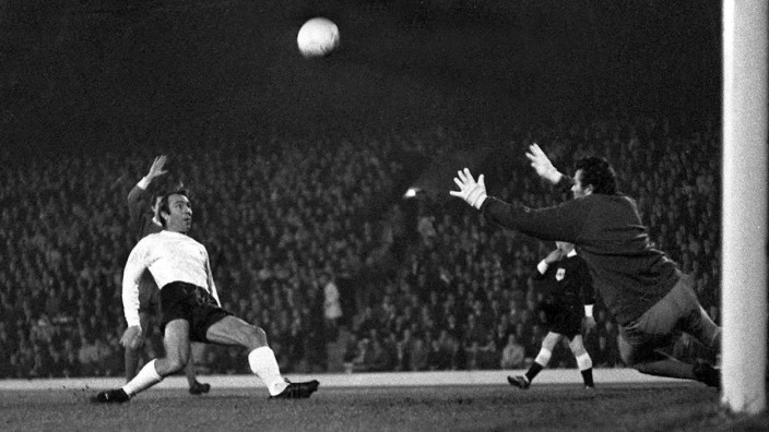 Football 1969 1970 First Division Liverpool 0 Tottenham Hotspur 0 Jimmy Greaves and Tommy Lawr; Tommy Lawrence FC Liverpool Torwart