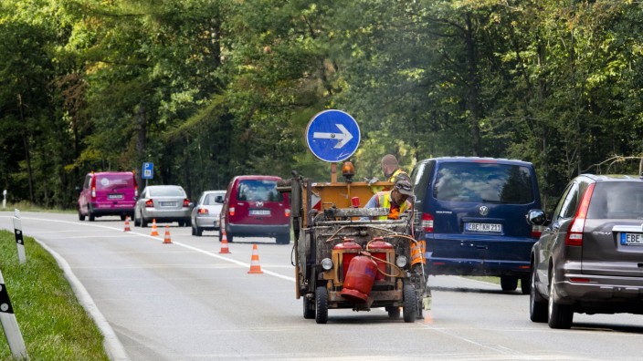 Verkehr im Landkreis: Erst mal langsamer voran geht es im Herbst im Ebersberger Forst: Die Straße wird saniert, die Radwege bei Bedarf erneuert.