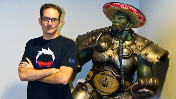 Jeff Kaplan: Jeff Kaplan at Blizzard headquarters: "I hope I'm a little bit more Jack Morrison than Soldier 76"; despite the t-shirt.