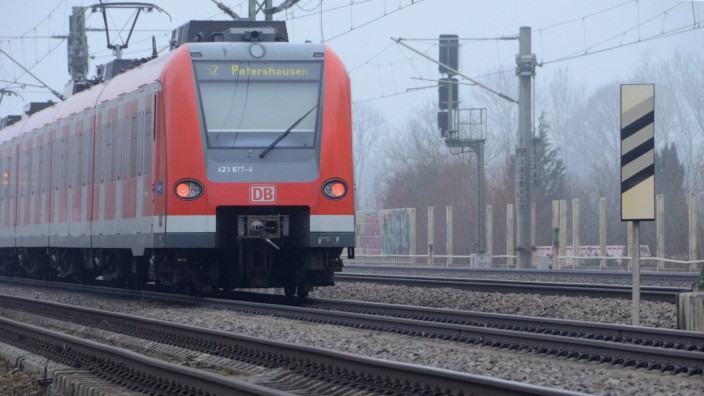 Öffentlicher Personennahverkehr: Eine S-Bahn der Linie 2 nach Petershausen.