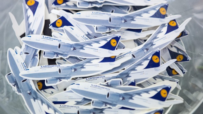 Kleine Flugzeuge mit Haftmagnet verteilt die Lufthansa.