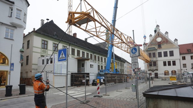Veränderungen in Freising: Auch die Sanierung des Asamgebäudes läuft gut. In der vergangenen Woche wurde ein Kran im Innenhof aufgebaut.