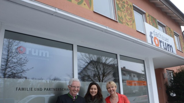 Erwachsenenbildung: Die Drei vom Dachauer Forum: Vorsitzender Anton Jais, pädagogische Mitarbeiterin Kathrin Krückl und Geschäftsführerin Annerose Stanglmayr freuen sich über die neuen Räume.