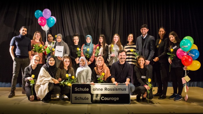 München: Städtische Salvator Realschule ist jetzt Schule ohne Rassismus Schule mit Courage. Feier zur Verleihung. Gruppenfoto der AG-Teilnehmer mit Paten und Verantwortlichen.