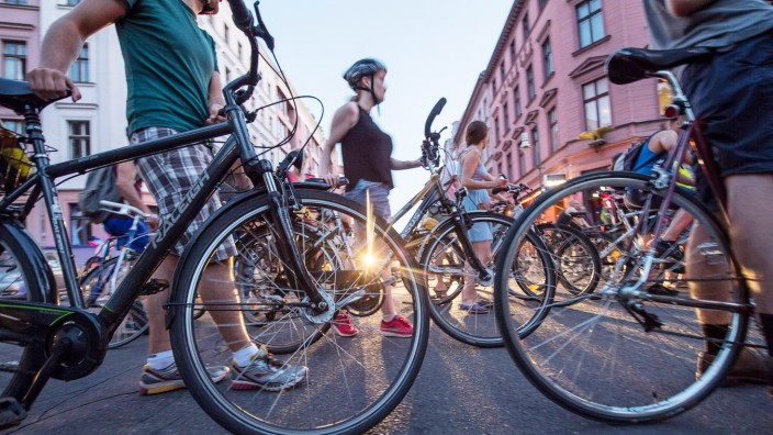 Berlin Verkehr Critical Mass äCritical Mass in Berlin Weit ueber 1 000 Radfahrer beteiligten sich a
