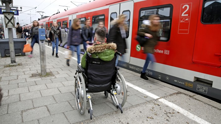 Wolfratshausen: Rollstuhlfahrer sind oft auf die Hilfe anderer angewiesen.
