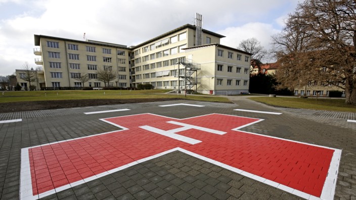 Gesundheitsversorgung: In der Kreisklinik Wolfratshausen werden Notfälle behandelt. Wen aber die Grippe plagt, muss bald weite Wege zum Bereitschaftsarzt in Kauf nehmen