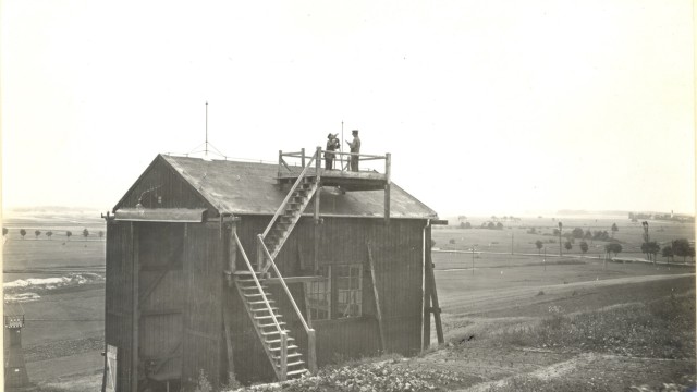 Balkonhütte des Geophysikalischen Observatoriums auf der Hasenheide bei Maisach 1927-1931, auf der Plattform ein Assistent mit Theodolit
meisha