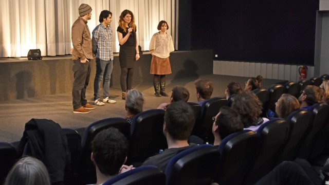 Fürstenfeldbruck: Das Filmteam Niklas Schenck (von links), Edris Fakhri, Ronja von Wurmb-Seibel mit Moderatorin Lina Winkler.