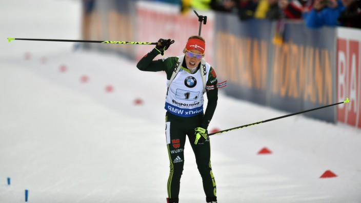 Biathlon in Ruhpolding: Laura Dahlmeier läuft als Siegerin über die Ziellinie.