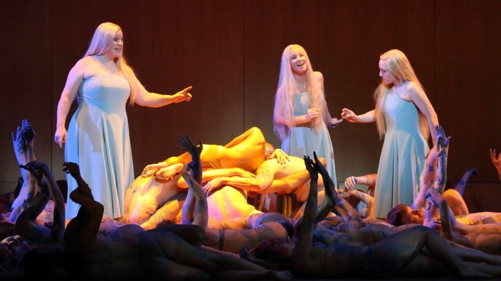Oper: Die Rheintöchter (Christina Landshamer, Rachael Wilson, Jennifer Johnston) waten durch Menschenfluten.