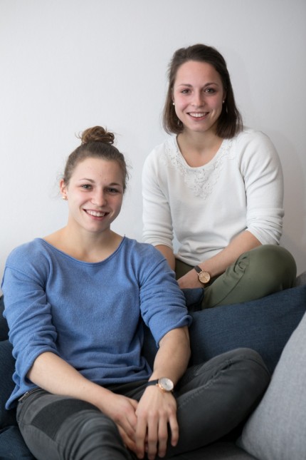 Die Zwillingsschwestern Theresa (blaues Oberteil) und Amelie Stoll, Judoka beim TSV Großhadern. in der neu eingerichteten Zwillings-WG in der Heiglhofstr. 11.