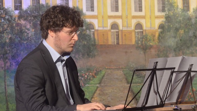 Schwabhausen: Andreas Pernpeintner begleitet Florian Dengler auf dem Klavier.
