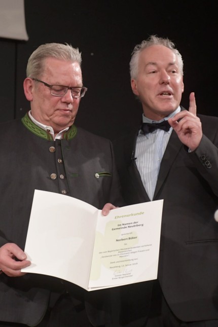 Neubiberg: Bürgermeister Günter Heyland plauderte nett mit den Geehrten der Gemeinde, hier mit Norbert Büker (links).