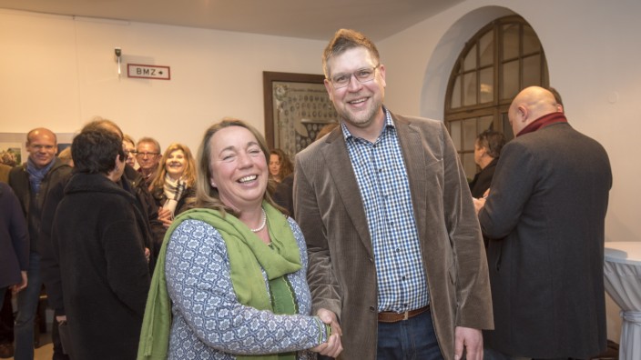 Bürgermeisterwahl in Tutzing: Marlene Greinwald (Freie Wähler) hat ihr Ziel einer absoluten Mehrheit verfehlt, geht aber als Favoritin in die Stichwahl gegen Florian Schotter (CSU).