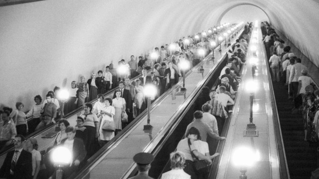 Revolution der Mobilität: In Moskau liegen die Bahnhöfe sehr tief unter der Erde – entsprechend lang sind auch die Rolltreppen.