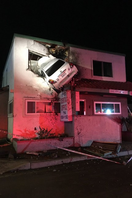 Unfall: 18 Meter durch die Luft: Im kalifornischen Santa Ana überleben zwei Menschen einen Autounfall wie aus einem Computerspiel.