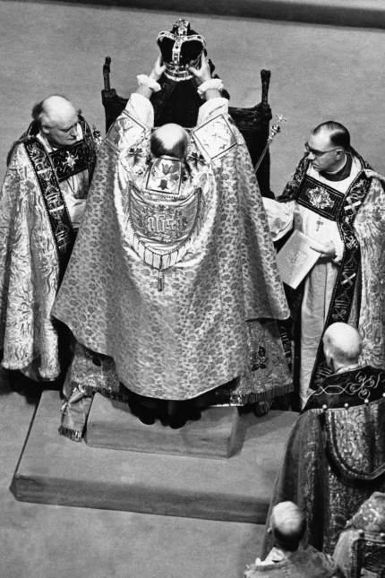 Dokumentation: Am 2. Juni 1953 setzt der Erzbischof von Canterbury Elizabeth II. die Krone auf – und verdeckt sie komplett.