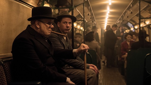 Kino: Churchill braucht Hilfe. Wer hilft? Das einfache Volk. Wo? In der U-Bahn. Das ist zwar ein Märchen, aber Gary Oldman verleiht seiner Figur trotzdem Glaubwürdigkeit.