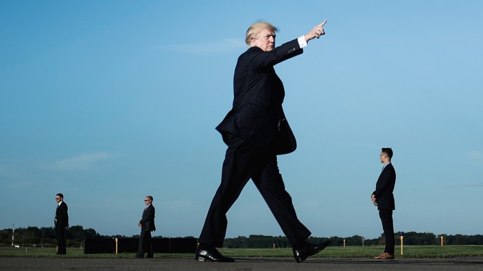 USA: Schlechte Umfragen, treue Fans: US-Präsident Trump auf dem Weg zur Air Force One.