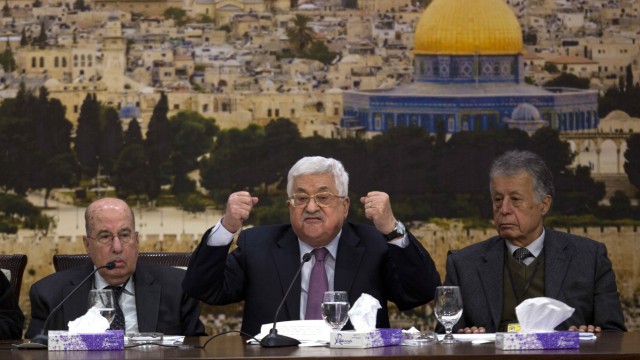 Nahost-Konflikt: Mahmud Abbas (Mitte) beim Treffen des PLO-Zentralkomitees in Ramallah. Am Montag wird der Palästinenserpräsident in Brüssel erwartet.