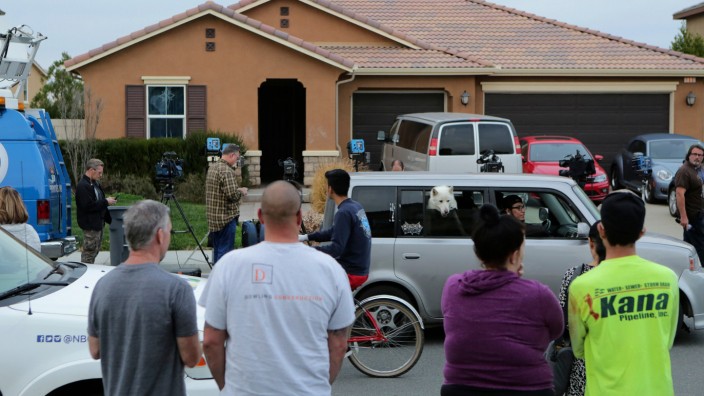 USA: Kamerateams und Schaulustige stehen vor dem Gebäude, in dem David T. mit seiner Frau und den 13 gemeinsamen Kindern in großer Abgeschiedenheit lebte.