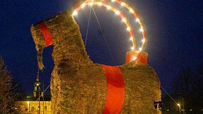 Weihnachtsbrauch in Schweden: "Brenne, Bock, brenne!". Viele Fans des Gävlebocks setzen auf das Feuer.