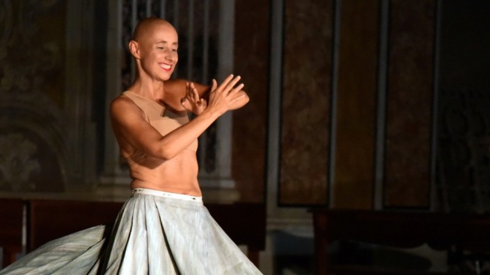 Tanztheater: Mit japanischem Butoh-Tanz versucht Yvonne Pouget menschliche Urzustände auszudrücken.