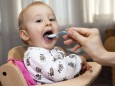 Junge 11 Monate wird beim Essen gefüttert feeding a baby BLWX100034 Copyright xblickwinkel McPh