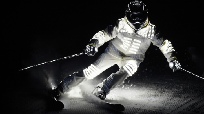 Willy Bogner: Ein Skifahrer in einem reflektierenden Bogner-Rennanzug.