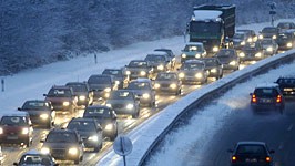 Wintereinbruch: Schneechaos legt Verkehr lahm, ddp