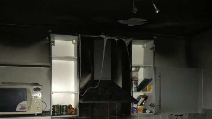 Olching: So schwarz kann die Küche aussehen, wenn man entflammtes Öl mit Wasser löschen will.