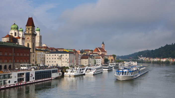 Cruise ship passing on the River Danube Passau Bavaria Germany Europe PUBLICATIONxINxGERxSUIxAUT