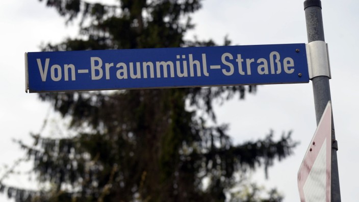 Haar: Das Schild mit der Aufschrift "Von-Braunmühl-Straße" soll aus dem Haarer Gemeindebild verschwinden.