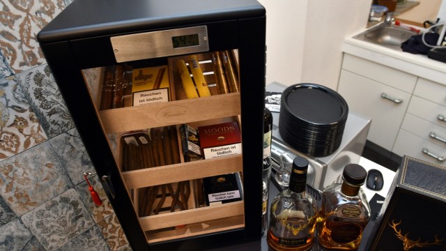 Die Geschichte eines kreativen Italo-Bayern: Zum Rundum-Wohlfühl-Programm für seine Kunden gehört auch der Zigarren-Humidor und die Whiskey-Auswahl.