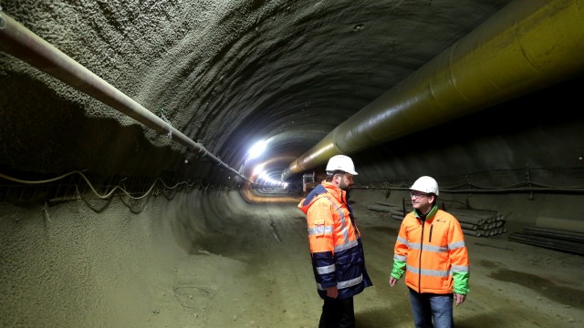 Veränderungen in Freising: Mehr als 450 Meter ist der Tunnel der Westtangente bereits lang: Tobias Schramm (rechts) erklärt OB Tobias Eschenbacher den Baufortschritt.